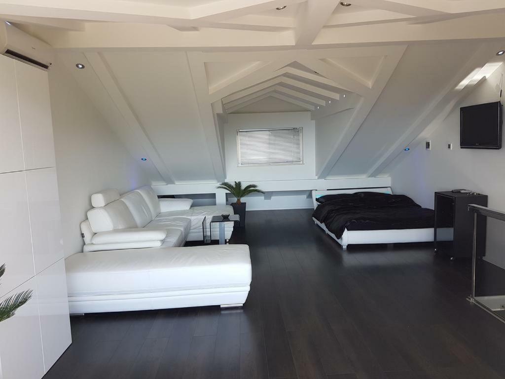 Penthouse Jacuzzi & Pool Apartmants Опатия Екстериор снимка